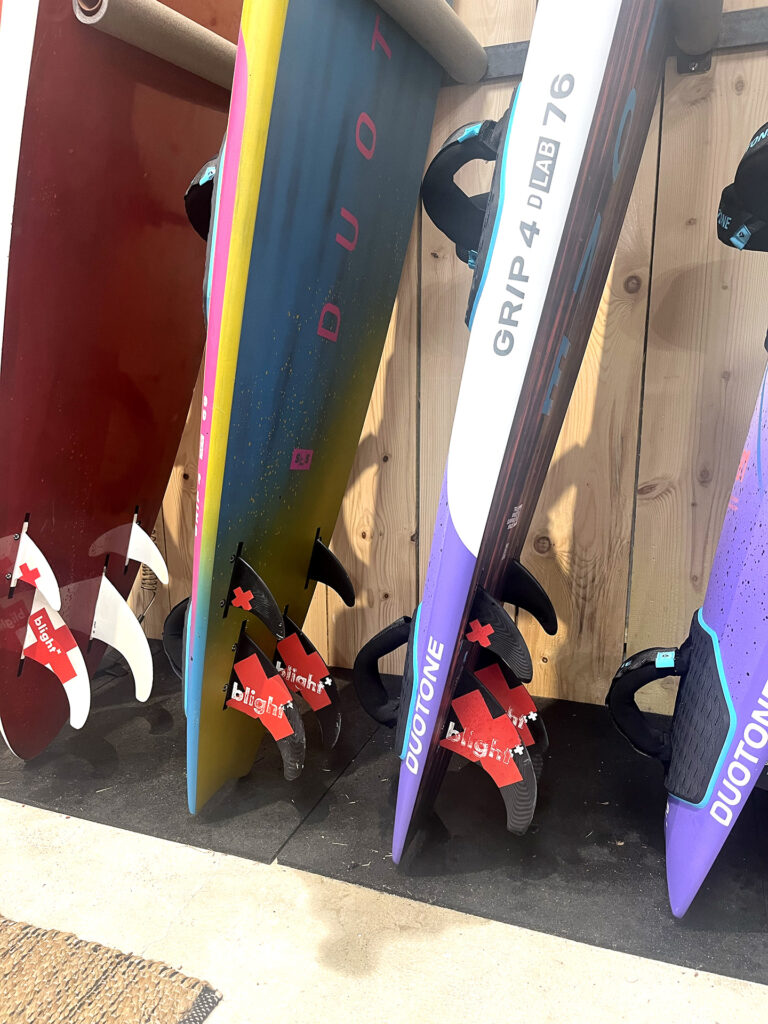 BLIGHT-FINS-Raph-Raphael-Cesar-Filippi-Windsurf-Housse-Wave-Vague-Garage-Board-Ailerons-White-Blanc-Black-Noir-G10-Made-In-France-Quad-Carro-Surf-Rack